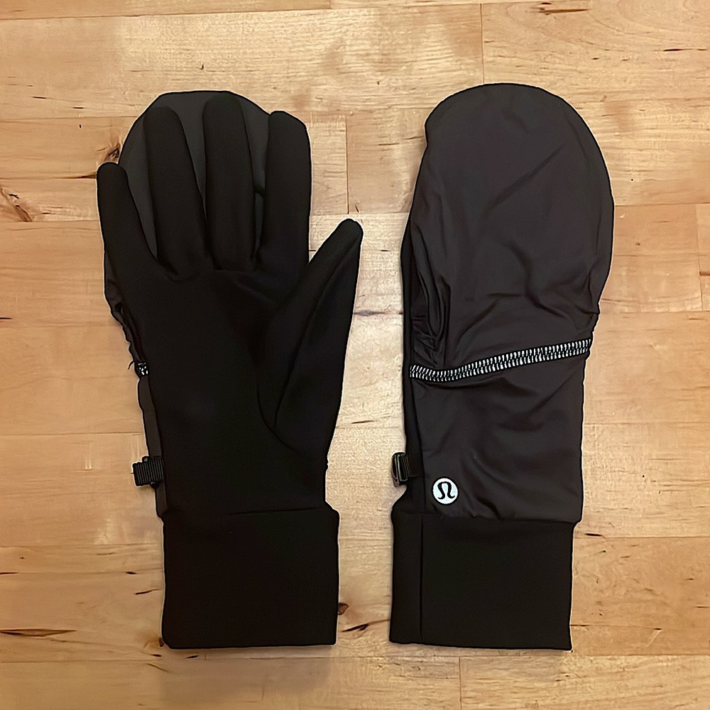 NWOT Lululemon hooded gloves (or mittens) for athletic and everyday use - black